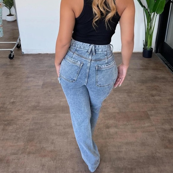 High Waisted Medium Wash Cargo Jeans | NWT | OOTDFASH Size 3 // 25 - Picture 2 of 4